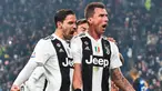 Striker Juventus, Mario Mandzukic berselebrasi bersama rekan-rekannya usai mencetak gol ke gawang Inter Milan pada lanjutan Liga Serie A Italia di Allianz stadium, Turin (7/12). Juventus menang tipis atas Inter Milan 1-0. (Andrea Di Marco/ANSA via AP)