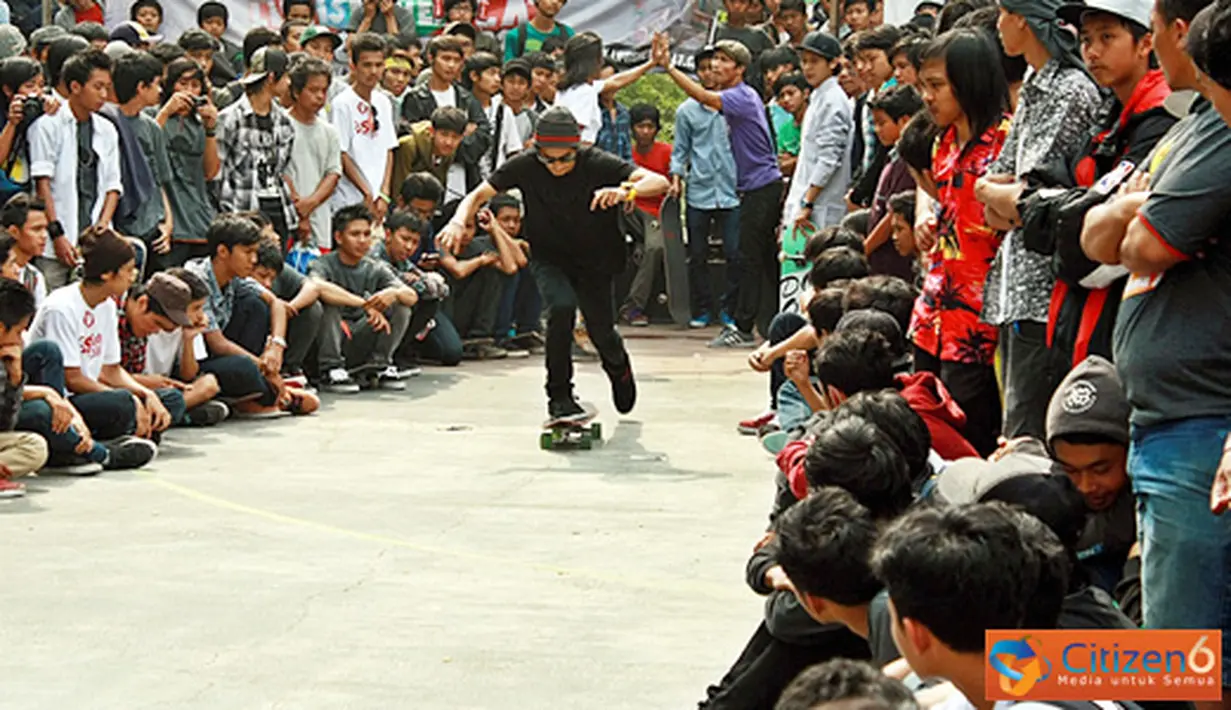 Citizen6, Bandung: Ribuan penggemar olahraga skateboard yang didominasi remaja, tumpah ruah dalam gelaran bertajuk "Bandung Go Skateboarding Day 2011" di Lapangan Saparua, Bandung, Selasa (21/6). (Pengirim: Aries Radhmandy)