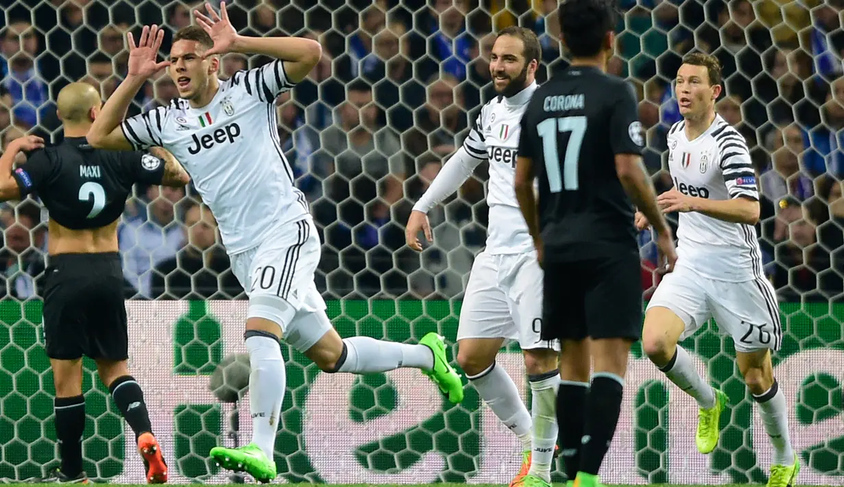 Striker Juventus, Marko Pjaca (kiri) merayakan gol ke gawang Porto pada leg pertama babak 16 besar Liga Champions di Estadio do Dragao, Porto, Rabu (22/2). Pjaca datang dari bangku cadangan untuk mencetak gol pertamanya bagi Juve. (MIGUEL RIOPA/AFP)