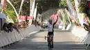 Kyosuke Takei mengangkat tangan saat melintasi garis finis etape I balap sepeda International Tour de Banyuwangi Ijen, (16/10/2014). (Liputan6.com/Helmi Fithriansyah)