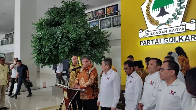 Ketua Umum Partai Perindo Hary Tanoesoedibjo menggelar pertemuan dengan Ketua Umum Golkar Airlangga Hartarto. (Merdeka.com/Ahda Bayhaqi)