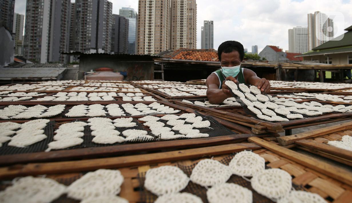 Pekerja menjemur kerupuk di industri rumahan di kawasan Manggarai, Jakarta, Rabu (26/1/2022). Program Pemulihan Ekonomi Nasional (PEN) 2022 ditetapkan sebesar Rp455,62 triliun pada APBN tahun ini. (Liputan6.com/Angga Yuniar)