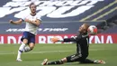 Pemain Tottenham Hotspur Harry Kane (kiri) mencetak gol ke gawang Leicester City yang kemudian dianulir pada pertandingan Premier League di Stadion Tottenham Hotspur, London, Minggu (19/7/2020). Tottenham Hotspur mencukur Leicester City 3-0. (Adam Davy/Pool Photo via AP)