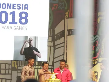 Wapres RI, Jusuf Kalla, memotong tumpeng saat acara peresmian hitung mundur Asian Para Games 2018 di Kemayoran, Jumat (6/10/2017). Asian Para Games 2018 akan digelar mulai 8 hingga 13 Oktober di Jakarta-Palembang. (Bola.com/M Iqbal Ichsan)