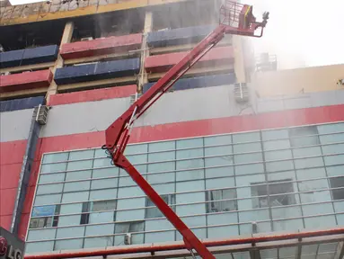 Personel pemadam memantau proses pendinginan Plaza Glodok di Tamansari, Jakarta Barat, Kamis (16/1/2025). (Magang/Liputan6.com/Muhammad Rizal)