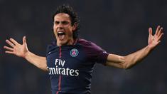 Striker PSG, Edinson Cavani, merayakan gol yang dicetaknya ke gawang Nice pada laga Ligue 1 Prancis di Stadion Parc des Princes, Paris, Jumat (27/10/2017). PSG menang 3-0 atas Nice. (AFP/Franck Fife)