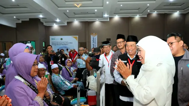 Jemaah calon haji yang berangkat dari Embarkasi Surabaya dilepas Khofifah. (Istimewa)