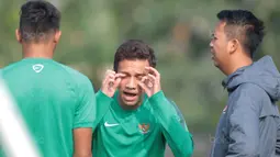 Pemain Timnas U-19, Egy Maulana (tengah) dan Rachmat Irianto (kiri) berlatih terpisah saat sesi latihan Perdana di Lapangan LFA, Bekasi, Jumat (29/9/2017). Latihan tersebut merupakan persiapan uji coba melawan Kamboja. (Bola.com/Nicklas Hanoatubun)
