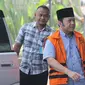 Bupati Lampung Selatan nonaktif Zainudin Hasan tiba di gedung KPK, Jakarta, Sabtu (15/8). Zainudin Hasan diperiksa sebagai tersangka terlibat menerima suap terkait proyek infrastruktur di wilayah Kab Lampung Selatan. (Merdeka.com/Dwi Narwoko)