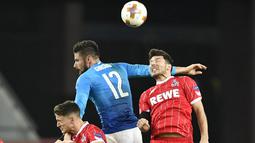 Duel pemain Arsenal, Olivier Giroud (tengah) dengan dua pemain FC Cologne pada laga grup H Liga Europa di Rhein  Energie Stadium, Cologne, (23/11/2017). Arsenal kalah 0-1. (AP/Martin Meissner)
