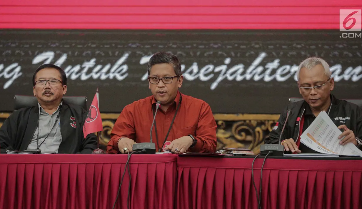 Sekjen PDI Perjuangan Hasto Kristiyanto (tengah) memberi keterangan pers terkait Pemilu 2019 di Jakarta, Rabu (8/5/2019). Hasto mengatakan PDI Perjuangan mengapresiasi kerja KPU dan Bawaslu dalam menyelenggarakan Pemilu 2019. (Liputan6.com/Faizal Fanani)