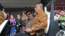 Wapres Jusuf Kalla didampingi Menteri Pertahanan Ryamizard Ryacudu berkeliling untuk melihat alusista yang dipamerkan di JIEXPO Kemayoran, Jakarta, Rabu (5/11/2014) (Liputan6.com/Herman Zakharia)