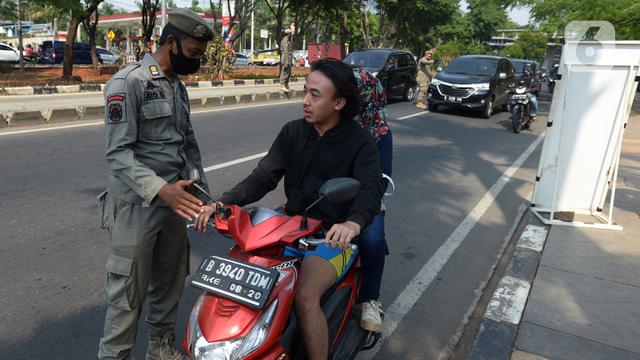 FOTO: Pelanggar Protokol Kesehatan Diberi Sanksi Menyapu