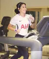 Dian Sastro adalah pendukung Tottenham Hotspur, terlihat ia mengenakan jersey klub asal London tersebut ketika berolahraga. (Foto: Dian Sastro/ Instagram)