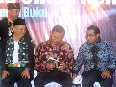 Cagub DKI Jakarta, Agus Harimurti Yudhoyono (kedua kanan) melihat buku 101 alasan memilih Mas Agus dan Mpok Sylvi saat peluncuran di Jakarta, Senin (16/1). AHY juga melakukan dialog kebangsaan bersama pendukungnya. (Liputan6.com/Helmi Fithriansyah)