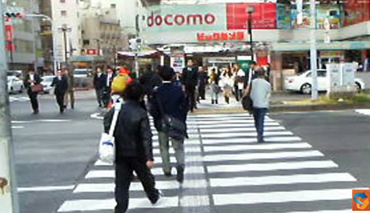 Citizen6, Jepang: Para pejalan kaki dan pengendara sepeda selalu menyebrang di zebra cross. (Pengirim: Fransiskus Pongky Seran)