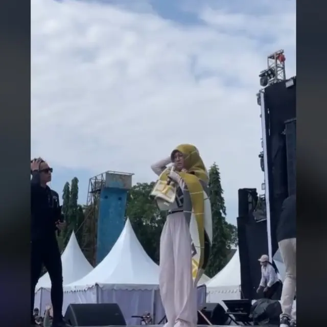 Aksi Happy Asmara Pakai Selimut Hermes dan Dipayungi di Atas Panggung Jadi Sorotan.