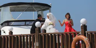 Setelah melakukan atraksi terjun dari helikopter demi menunjukkan cintanya pada Angel Lelga, Vicky menghampiri sang istri yang sedang berada di atas speed boat. (Nurwahyunan/Bintang.com)