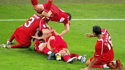 Turkish players celebrate after forward Nihat Kahveci (on the ground) scored during the Euro 2008 final group A match Turkey vs. the Czech Republic on June 15, 2008 at the Stade de Geneve, in Geneva. Turkey won the match 3-2. AFP PHOTO / FABRICE COFFRINI