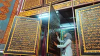 Bayt Alquran Al-Akbar Palembang atau sering dikenal sebagai Alquran raksasa, menjadi salah satu destinasi wisata religi di Kota Palembang Sumsel (Liputan6.com / Nefri Inge)