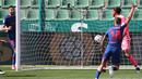 Atletico Madrid resmi mencetak gol di laga ini pada menit ke-23. Menerima umpan tarik dari Carrasco, Llorente melepaskan tembakan keras yang sempat mengenai tangan Josema dan masuk ke gawang Elche. (Foto: AFP/Jose Jordan)