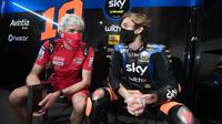 Luca Marini bersama bos Ducati, Gigi Dall'Igna pada sesi tes shakedown MotoGP Qatar, Jumat (05/03/2021). (Twitter/SKY Racing VR46)