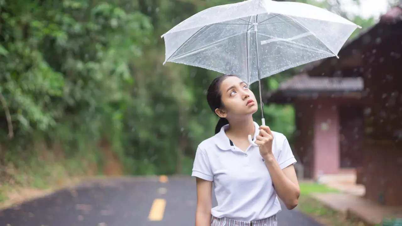 perempuan dan menggantungkan kebahagiaan