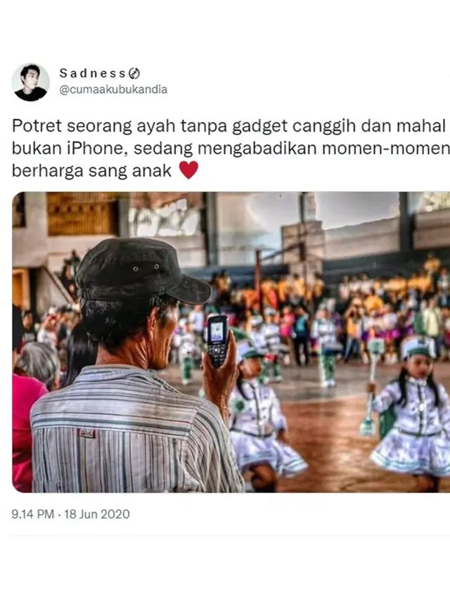 6 Potret Bapak-Bapak Rekam Momen Pakai HP Jadul, Bikin Tersentuh