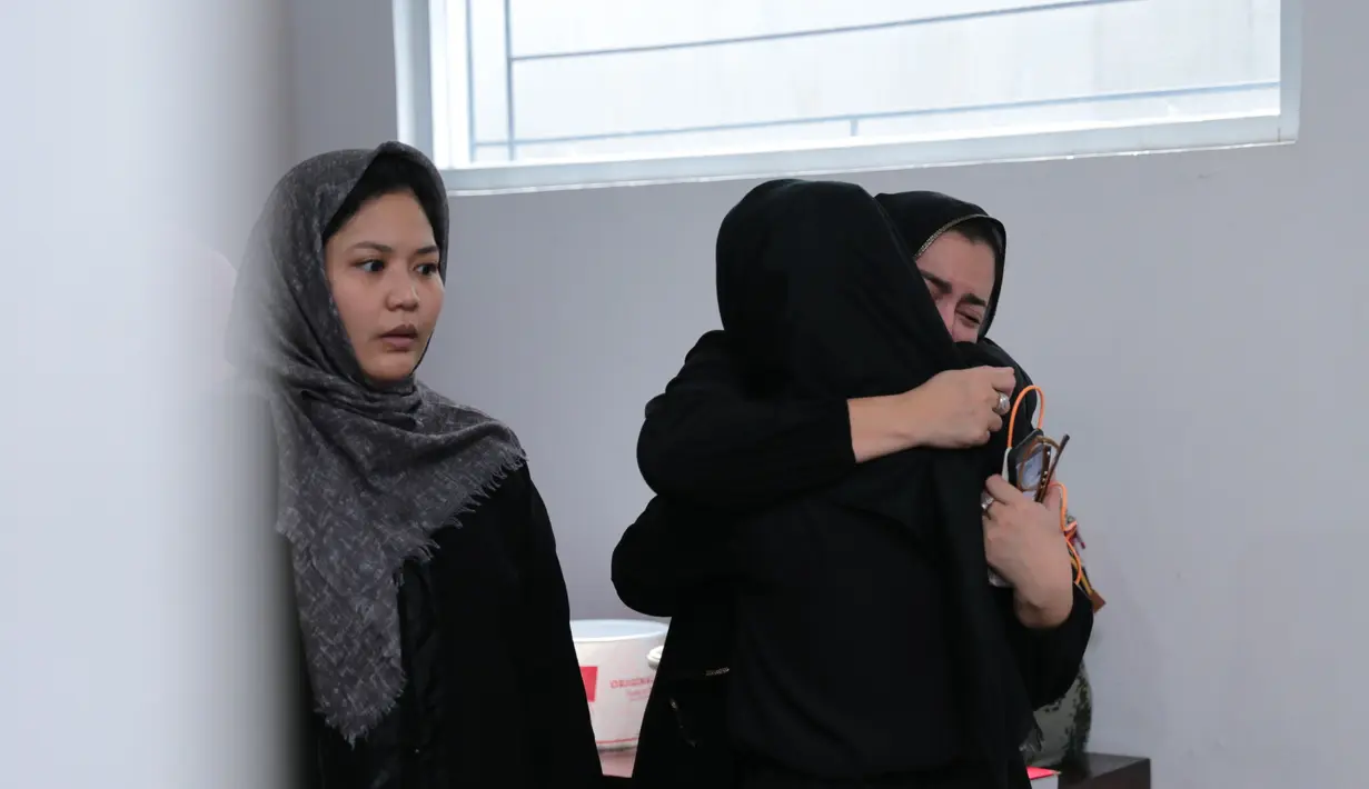 Rumah duka yang terletak di kawasan Pejaten Barat, Jakarta, terlihat begitu ramai dipadati para pelayat yang terdiri dari kerabat dan para sahabat. Mereka datang untuk memberikan penghormatan terakhirnya. (Adrian Putra/Bintang.com)