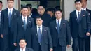 Pengawalan Pemimpin Korea Utara Kim Jong-un saat akan bertemu Presiden Korea Selatan Moon Jae-in dalam KTT Korea Selatan-Korea Utara di zona demiliterisasi, Panmunjom, Korea Selatan, Jumat (27/4). (Korea Summit Press Pool/AP)