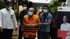 Wali Kota Banjar 2003-2008 dan 2008-2013, Herman Sutrisno (tengah) usai rilis penahanan di Gedung KPK, Jakarta, Kamis (23/12/2021). Herman Sutrisno merupakan tersangka dugaan korupsi proyek infrastruktur Kota Banjar tahun 2008-2013 dan dugaan penerimaan gratifikasi. (Liputan6.com/Helmi Fithriansyah)