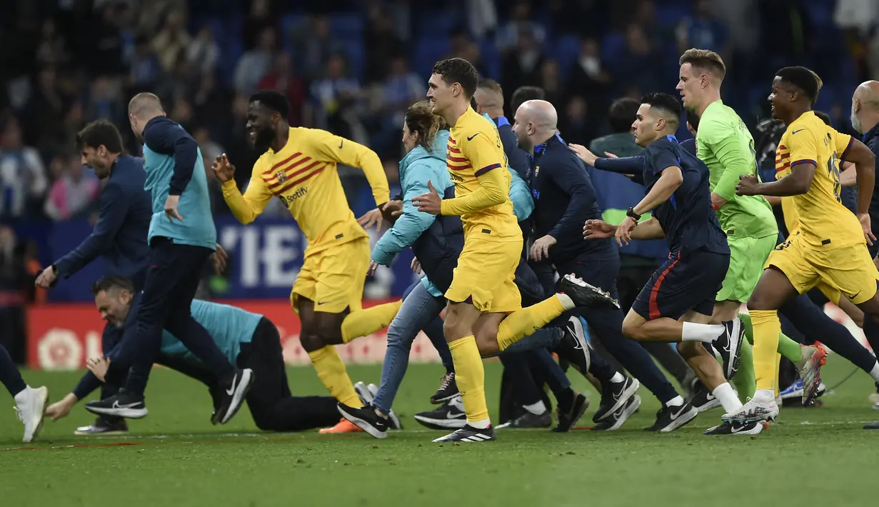 <p>Suporter Espanyol mengejar pemain hingga lorong menuju ruang ganti. (Photo by Lluis GENE / AFP)</p>