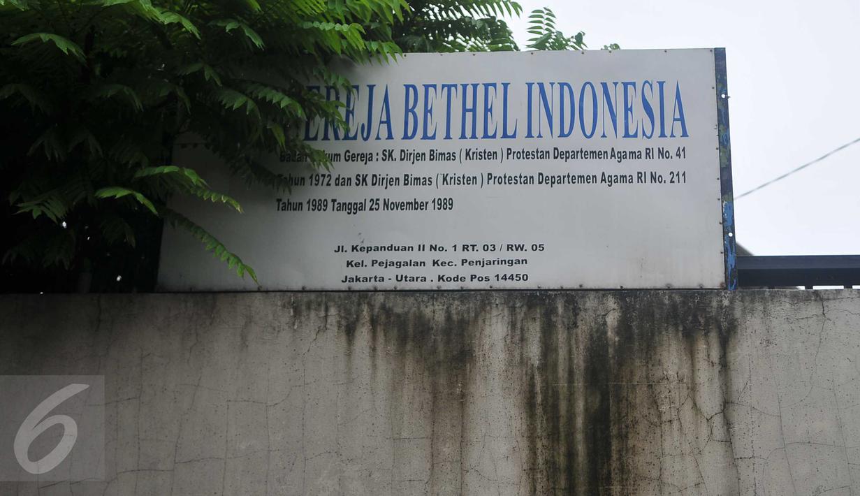 Papan nama Gereja Bethel Indonesia Kalijodo, Jakarta, Minggu (28/2/2016). Pemprov DKI Jakarta memberi kesempatan kepada warga Kristiani untuk beribadah sebelum penggusuran pada 29 Februari. (Liputan6.com/Gempur M Surya)