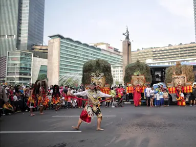 Pemain reog Ponorogo beraksi menghibur pengunjung di area car free day kawasan Bundaran Hotel Indonesia (HI), Jakarta, Minggu (28/4/2019). Kegiatan untuk memperingati Hari Kartini tersebut turut diramaikan oleh sejumlah polisi wanita (polwan). (Liputan6.com/Faizal Fanani)