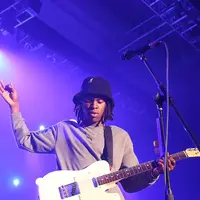 Usai menyapa penonton, Daniel Caesar pun membakar sage yang menjadi ciri khasnya saat manggung. (Bambang E. Ros/Bintang.com)