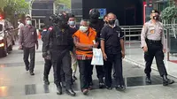 Bupati Mimika Eltinus Omaleng tiba di Gedung KPK, Kams (8/9/2022). (Liputan6.com/ Fachrur Rozie)