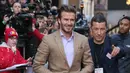 Senyum David Beckham saat menghadiri pemutaran perdana film 'King Arthur The Legend Of The Sword' ', di London, Inggris (10/5). Mantan pesekbola ini tampil keren dengan busana dan sepatu serba coklat. (Photo by Joel Ryan/Invision/AP)