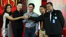 Zaskia Gotik foto bersama usai acara Talk Show Tv Parlemen di Lobi Nusantara IV Parlemen, Jakarta, Kamis (31/3). Zaskia juga meminta maaf kepada DPR, Zaskia sempat menyanyikan lagu Satu Nusa Satu Bangsa dan Bagimu Negeri. (Liputan6.com/Johan Tallo)
