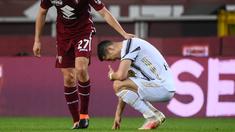 Striker Juventus, Cristiano Ronaldo, tampak kecewa usai ditahan imbang Torino pada laga Serie A di Stadion Olympic, Turin, Minggu (4/4/2021). Kedua tim bermain imbang 2-2.(AFP/Marco Berorello)