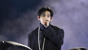 Kim Taehyung alias V BTS di urutan pertama daftar 10 Aktor Korea Tertampan 2026. (dok. Handout / BIGHIT MUSIC and NETFLIX / AFP)