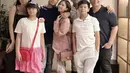 Blazer tersebut dipadukan dress bodycon warna pink kehitaman. Dipadukan tas Chanel dan heels putihnya. [@jesicamila03]