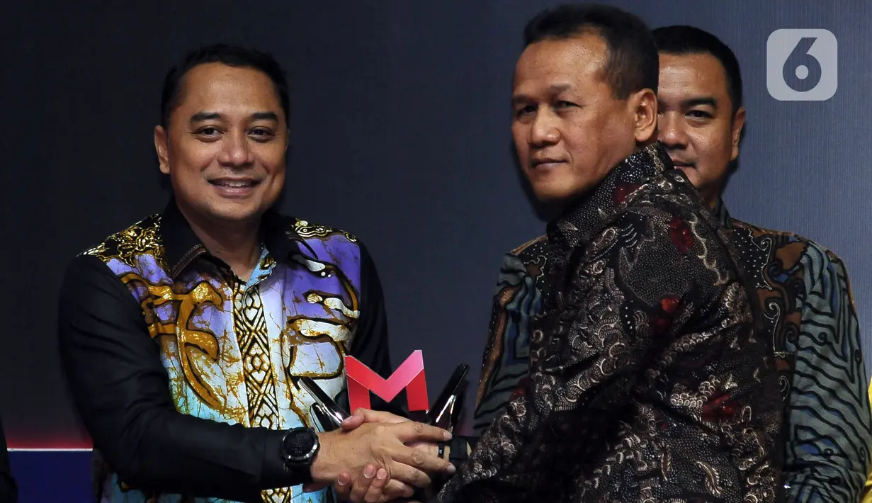 Deputi Bidang Komunikasi Informasi dan Aparatur Koordinator Bidang Politik Hukum Dan Keamanan Marsda TNI Arif Mustofa (kanan) memberikan penghargaan Program Reformasi Birokrasi kepada Wali Kota Surabaya Eri Cahyadi pada acara Merdeka Awards 2023 di SCTV Tower, Jakarta, Rabu (30/8/2023). Penghargaan diberikan karena Pemerintah Kota Surabaya telah melakukan berbagai terobosan dalam program reformasi birokrasi. (merdeka.com/Imam Buhori)