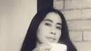 Aktris Ayu Laksmi berpose sambil memegang secangkir kopi. Sebelumnya, pemeran Ibu dalam film horor Pengabdi Setan ini juga pernah bermain di film Under The Tree karya Garin Nugroho. (instagram/ayulaksmibali)