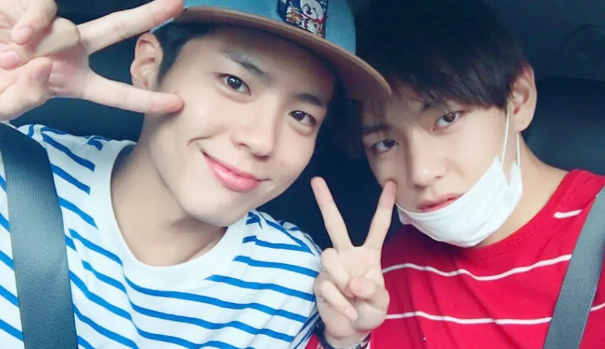 Walaupun beda profesi sebagai aktor dan penyanyi, hal itu tak menghalangi V BTS dan Park Bo Gum untuk bersahabat. Keduanya kerap saling mendukung melalui media sosial. (Foto: soompi.com)