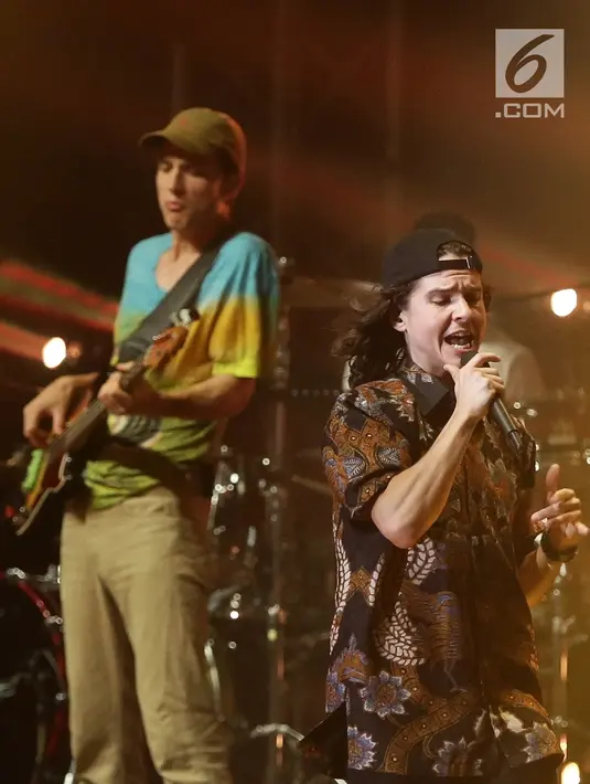 Aksi panggung vokalis Lukas Graham, Lukas Forchhammer saat konser bertajuk Lukas Graham The Purple Asian Tour-Live in Jakarta 2019 di Jakarta (1/10/2019). Mengenakan kemeja batik warna coklat, kegantengan Lukas Forchhammer membuat ribuan penggemar berteriak kegirangan. (Fimela.com/Bambang E. Ros)