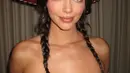 Bintang reality show itu menata rambut pirangnya menjadi dua kepang, yang dia tarik ke atas bahunya dari bawah topi cowgirl merah besar. (Instagram/Kendalljenner)
