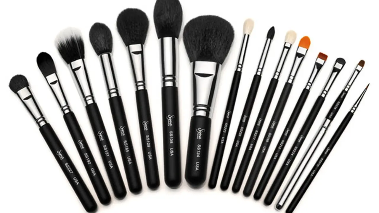 5 Alasan Wajib Membersihkan Kuas Make Up