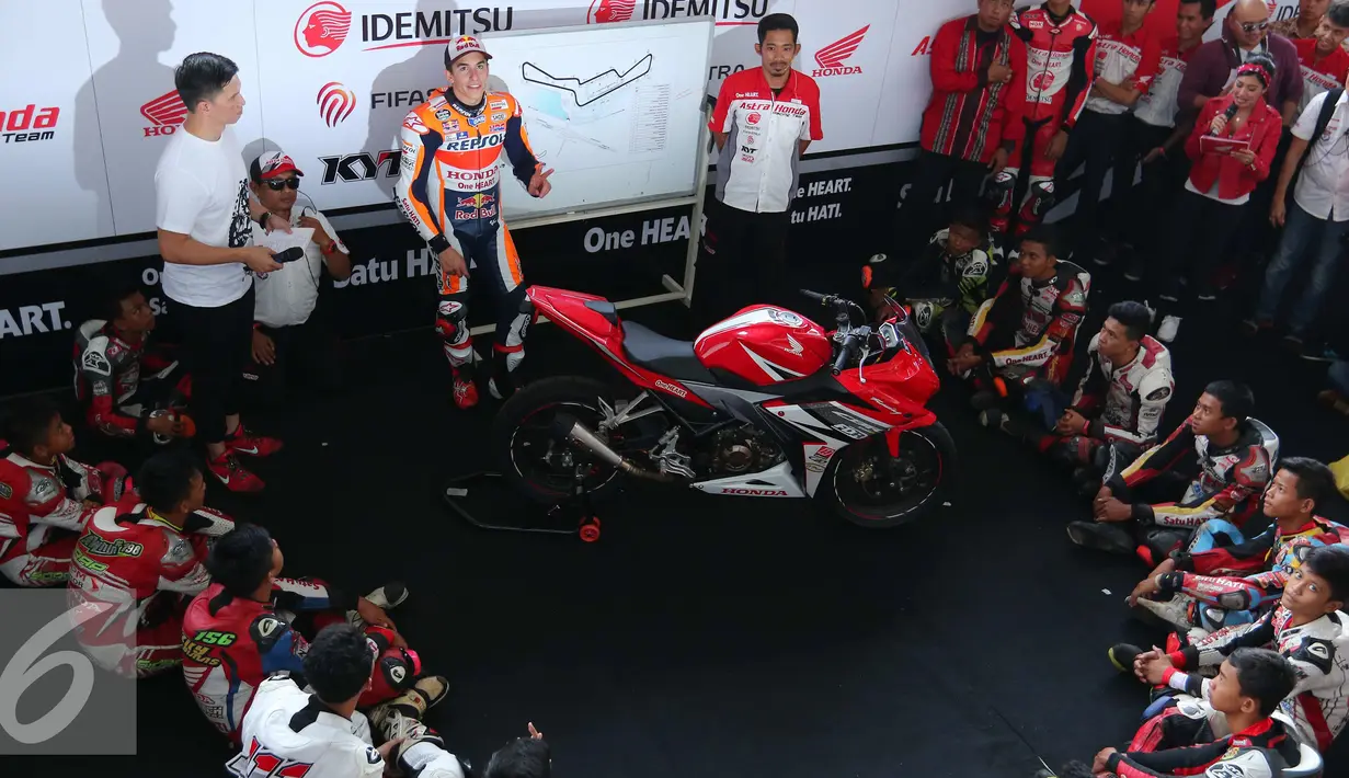 Marc Marquez berpose setelah memberikan coaching clinic di Sentul, Jawa Barat, Selasa (25/10). Dalam coaching clinic tersebut Marquez memberikan pengalaman dan motivasinya pada pembalap muda Indonesia binaan AHM. (Liputan6.com/Angga Yuniar)