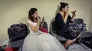 Dua kontestan Miss Waria sedang make up di ruang ganti sebelum malam pemilihan Miss Waria 2016 di Bulungan, Jakarta, (11/11). Mereka yang sulit mendapatkan pengakuan identitas oleh negara siap tampil membius para undangan. (Liputan6.com/Fery Pradolo)