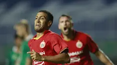 Yann Motta berhasil mencatatkan namanya di papan skor pada menit ke-17. Persija Jakarta unggul sementara atas PSS di paruh pertama. (Foto: Bola.com/M Iqbal Ichsan)